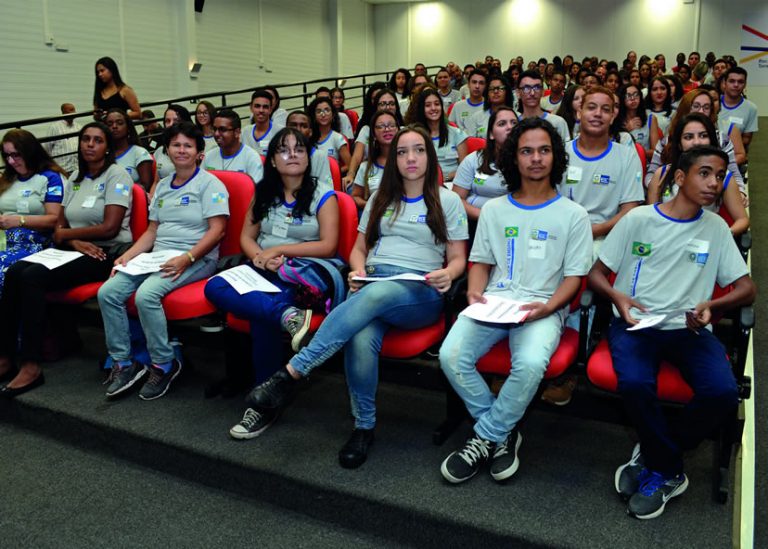 Estudantes da Rede Pública de Santa Cruz ganham bolsa por bom desempenho escolar