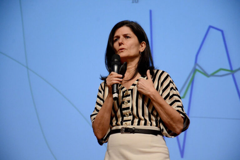 ‘Ganhos de produtividade são o grande motor da economia’, afirma Zeina Latif em evento para executivos em São Paulo